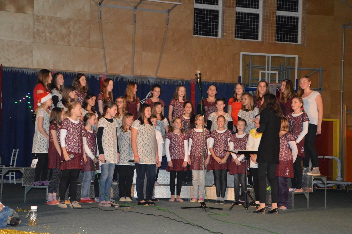 Mladinski pevski zbor na novoletni prireditvi